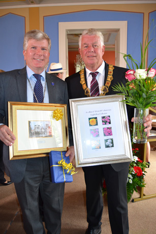 Deputy Mayor exchanges gifts in Worms