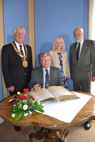 Deputy Mayor signing Worms golden book